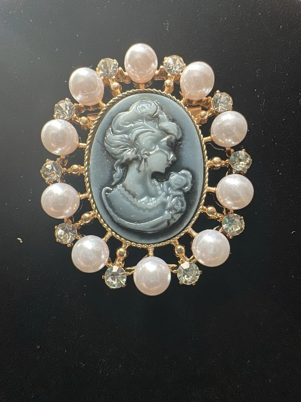 Vintage-Style Gray Cameo Pearl Brooch